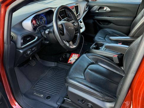 Used 2018 Chrysler Pacifica Touring-L Plus image 6