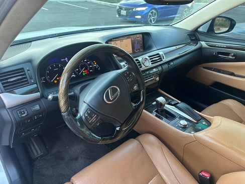 Used 2013 Lexus LS 460 w/ Comfort Pkg RWD image 8