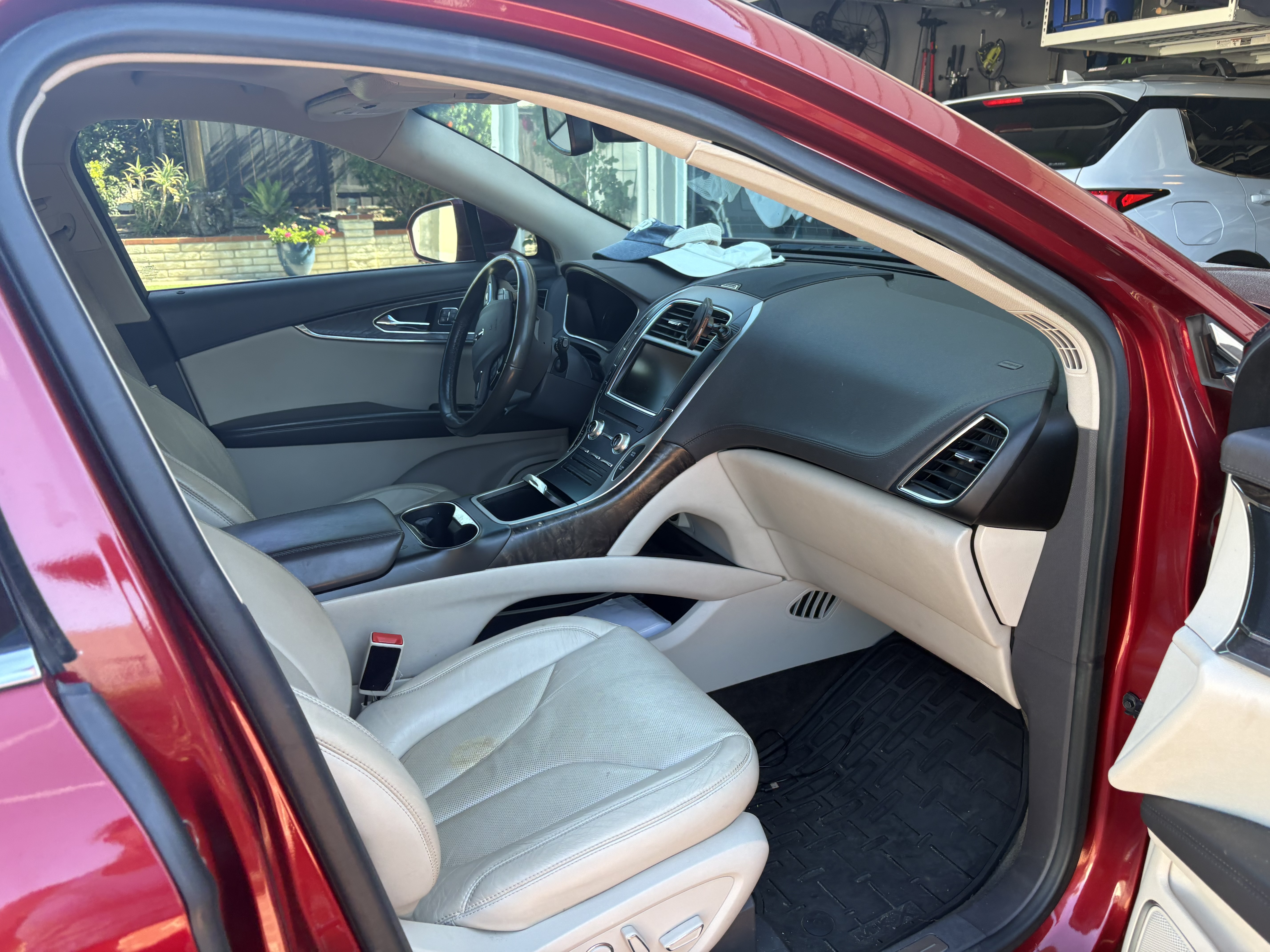 Used 2016 Lincoln MKX Reserve w/ Driver Assistance Package FWD image 9