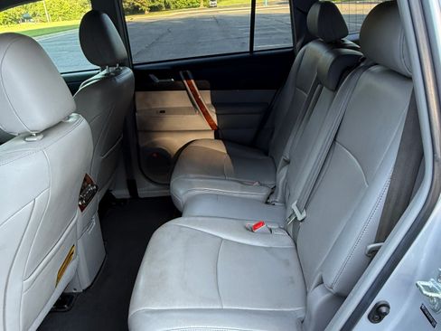 Used 2013 Toyota Highlander Limited AWD/4WD image 6