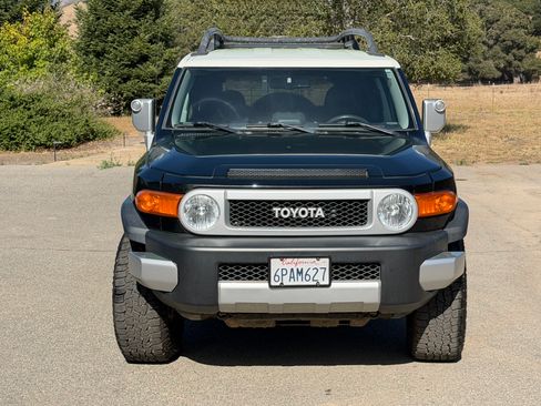 Used 2010 Toyota FJ Cruiser 4WD w/ Convenience Pkg image 2