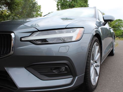 Used 2020 Volvo V60 T5 Momentum FWD image 8