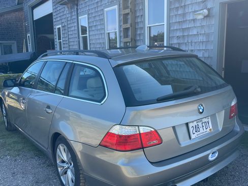 Used 2010 BMW 535i xDrive Wagon AWD/4WD image 4