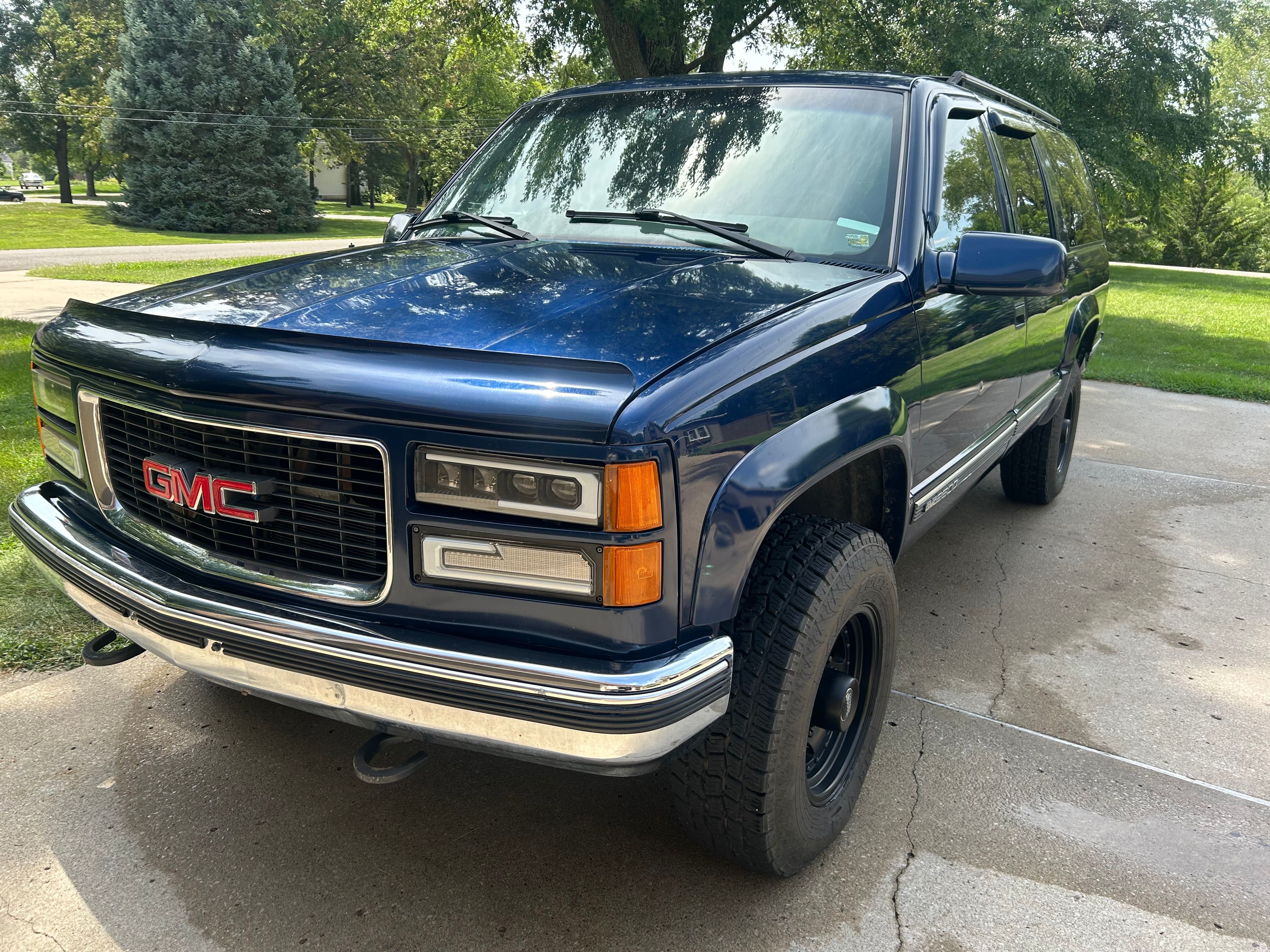 Used 1996 GMC Suburban 2500 AWD/4WD image 1