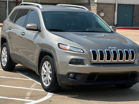Used 2017 Jeep Cherokee Latitude image 1