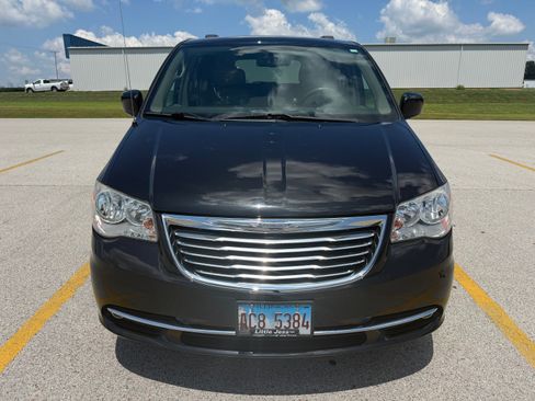 Used 2016 Chrysler Town & Country Touring w/ Driver Convenience Group FWD image 2