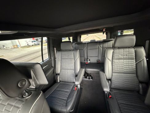 Used 2025 Cadillac Escalade ESV V image 11