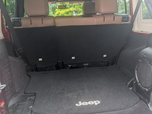 Used 2014 Jeep Wrangler Unlimited Rubicon w/ Connectivity Group AWD/4WD image 10