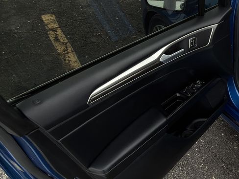 Used 2017 Ford Fusion SE w/ Fusion SE Technology Package image 18