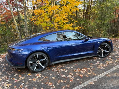 Used 2021 Porsche Taycan image 12