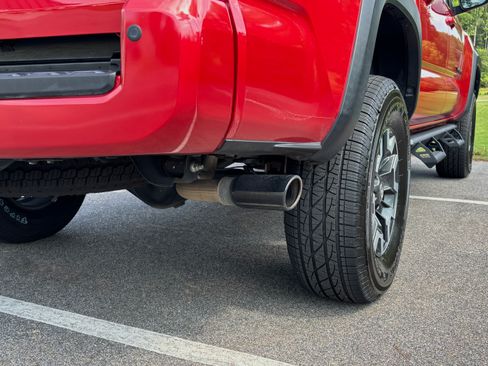 Used 2022 Toyota Tacoma TRD Off-Road w/ Technology Package AWD/4WD image 16