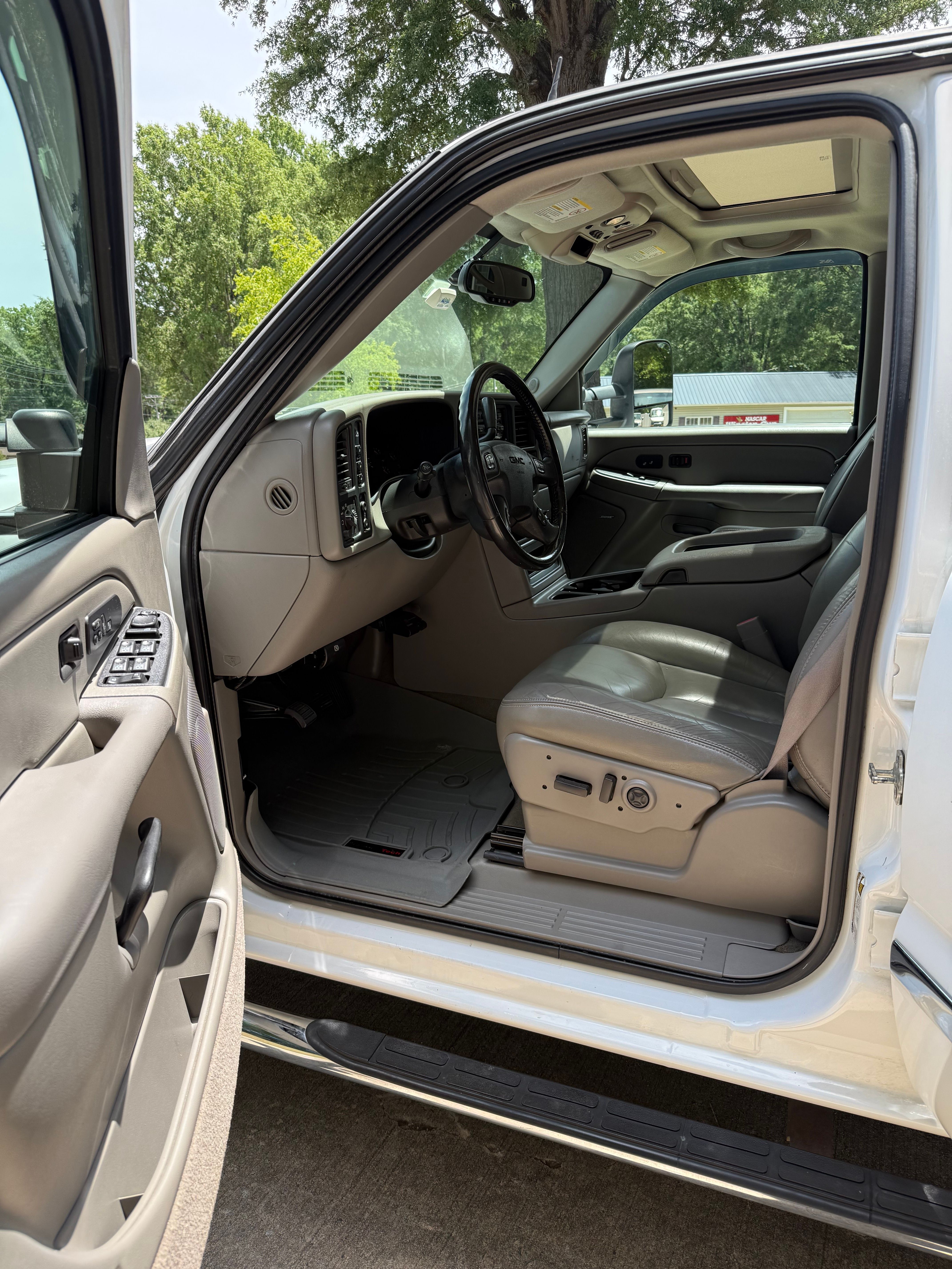 Used 2005 GMC Sierra 2500 SLT w/ Heavy-Duty Power Package AWD/4WD image 12