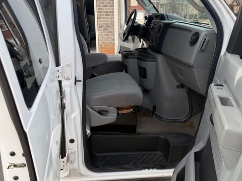 Used 2011 Ford E-350 and Econoline 350 XLT image 13
