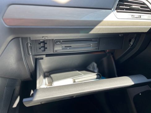 Used 2018 Volkswagen Tiguan SE image 32