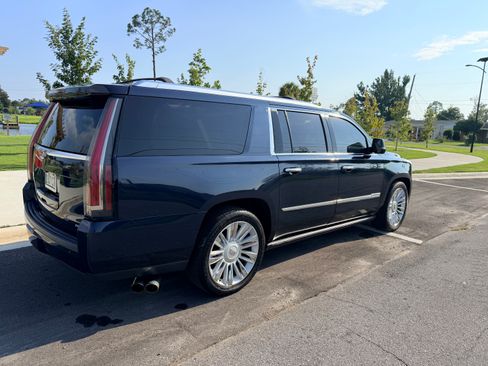 Used 2017 Cadillac Escalade ESV Platinum AWD/4WD image 8
