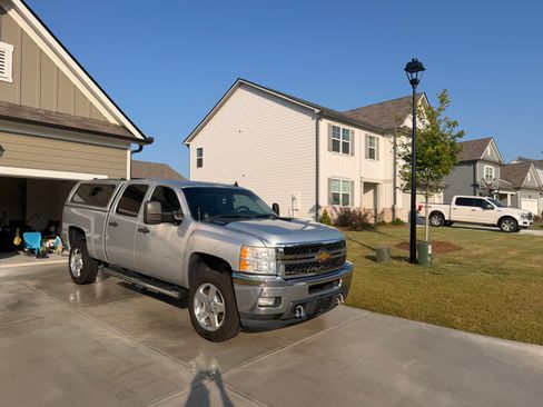 Used 2014 Chevrolet Silverado 2500 LT w/ Interior Plus Package RWD image 2