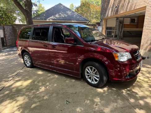 Used 2020 Dodge Grand Caravan SXT FWD image 2