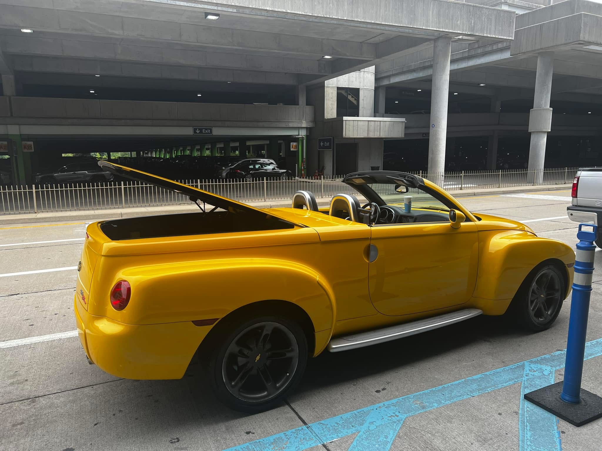 Used 2004 Chevrolet SSR w/ Preferred Equipment Group RWD image 1