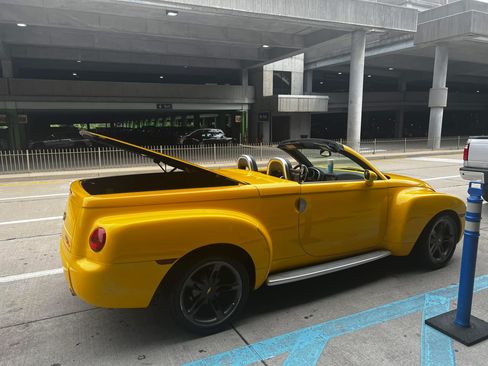 Used 2004 Chevrolet SSR w/ Preferred Equipment Group RWD image 1