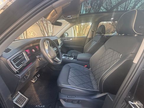 Used 2025 Volkswagen Atlas SEL Premium R-Line image 8
