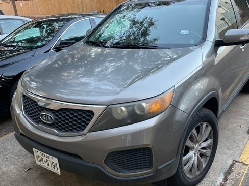 Used 2011 Kia Sorento LX image 2