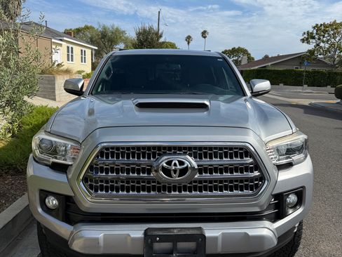 Used 2017 Toyota Tacoma TRD Sport w/ Exterior Package AWD/4WD image 15