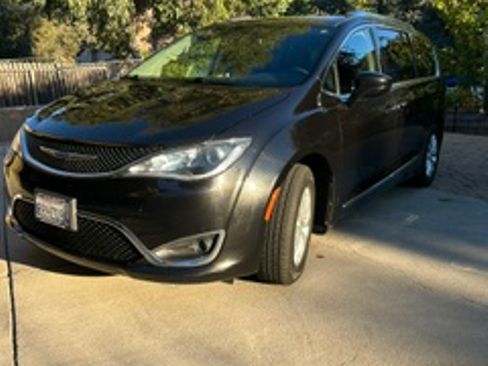Used 2019 Chrysler Pacifica Touring-L FWD image 1