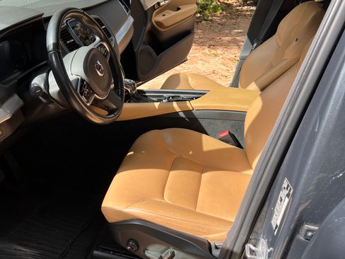 Used 2017 Volvo XC90 T6 Momentum w/ Vision Package image 1