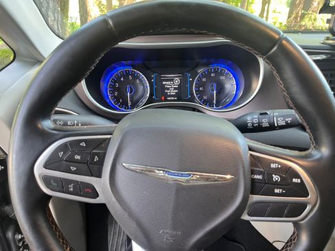 Used 2017 Chrysler Pacifica Touring-L FWD image 17