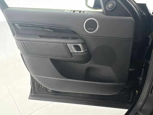 Used 2020 Land Rover Discovery SE image 4