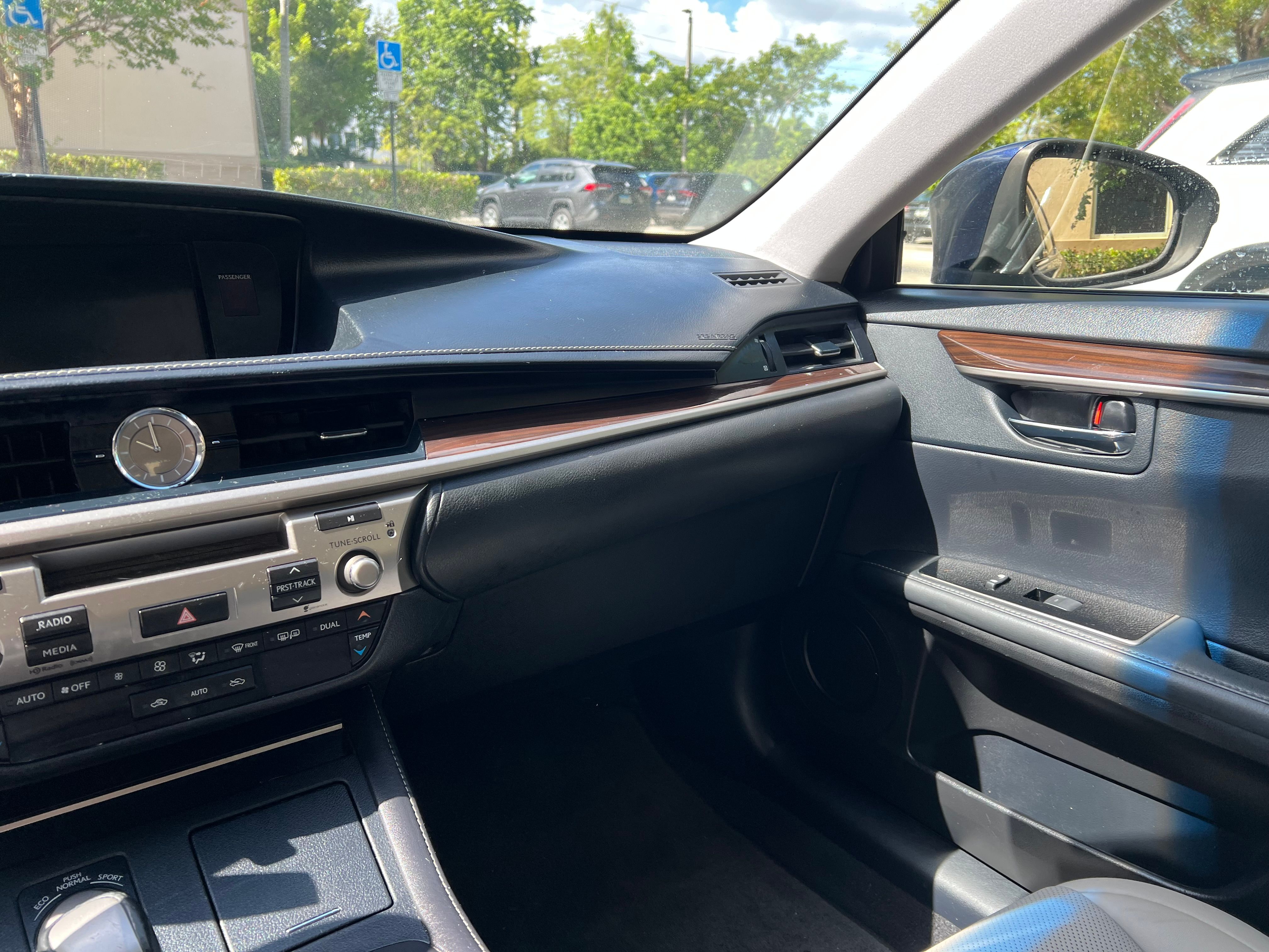 Used 2016 Lexus ES 300h w/ Premium Package w/Wood Trim FWD image 13