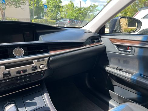 Used 2016 Lexus ES 300h w/ Premium Package w/Wood Trim FWD image 13