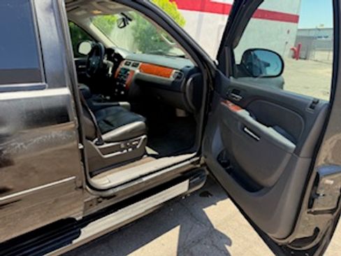 Used 2013 Chevrolet Suburban LT image 18