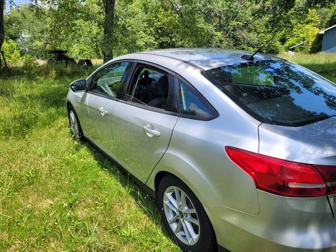 Used 2016 Ford Focus SE w/ SE Cold Weather Package FWD image 8