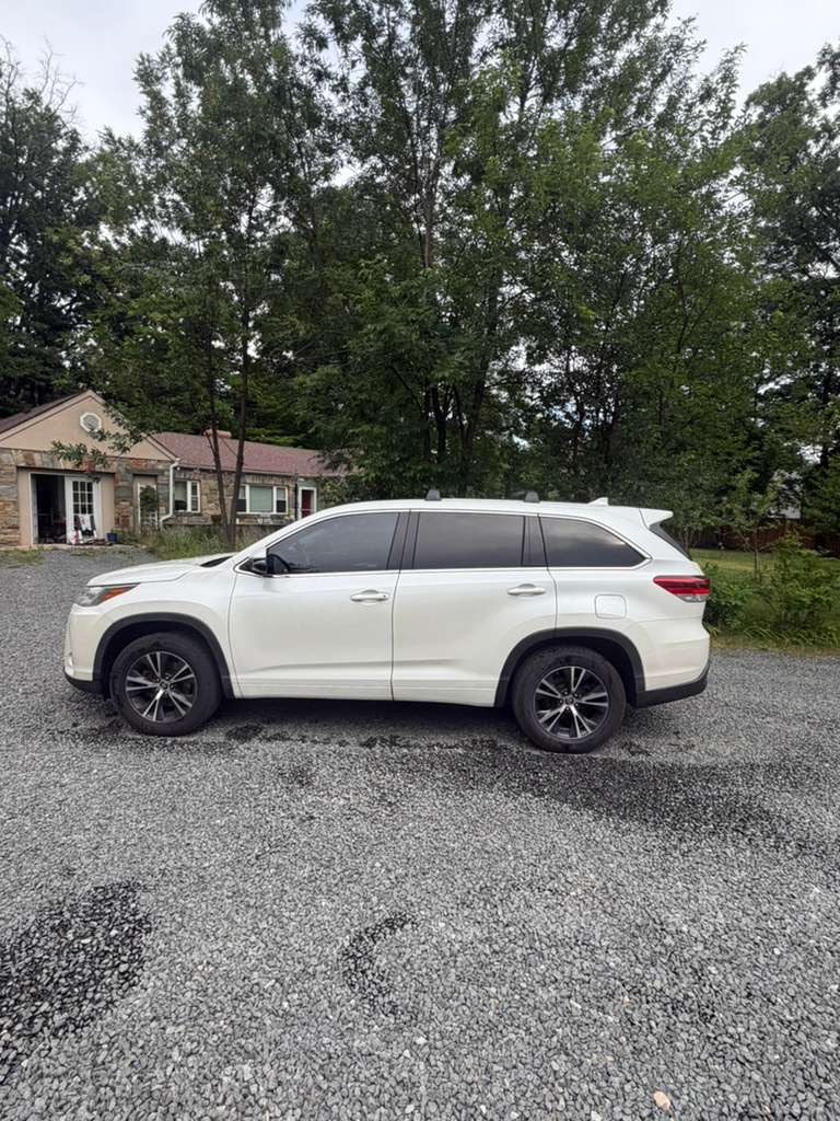 Used 2017 Toyota Highlander Plus FWD image 4