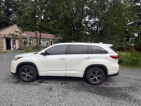 Used 2017 Toyota Highlander Plus FWD image 4