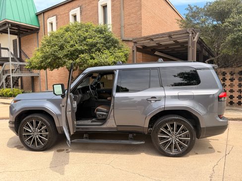 Used 2025 Lexus GX 550 w/ Cold Area Package image 15