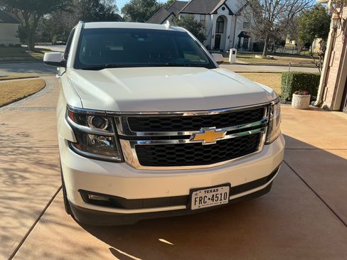 Used 2015 Chevrolet Suburban LT w/ Luxury Package image 4