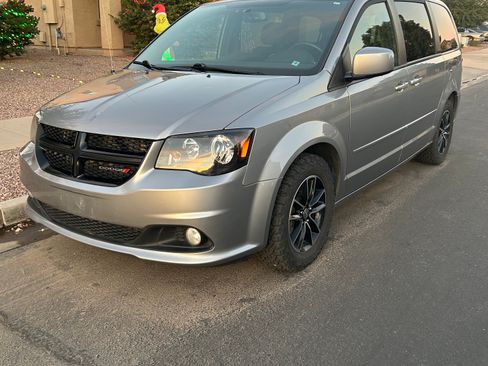 Used 2016 Dodge Grand Caravan SXT w/ UConnect Hands-Free Group image 1