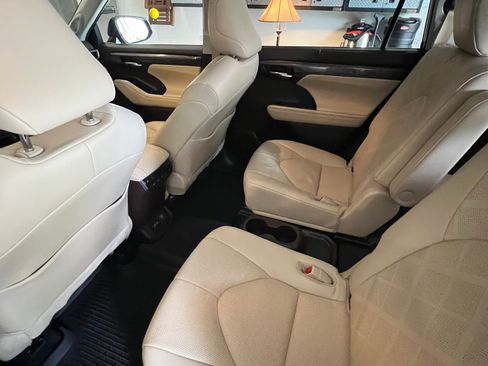 Used 2022 Toyota Highlander Platinum AWD/4WD image 21
