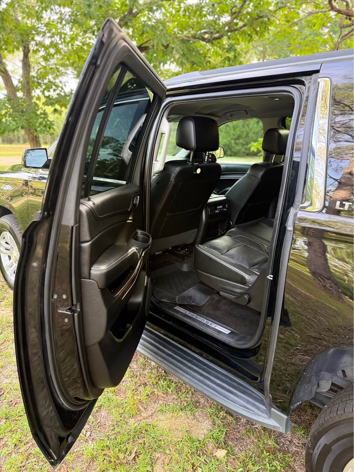 Used 2018 Chevrolet Suburban LT AWD/4WD image 15