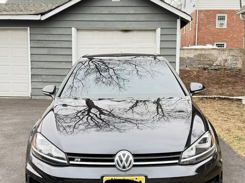 Used 2017 Volkswagen Golf 4-Door AWD/4WD image 2