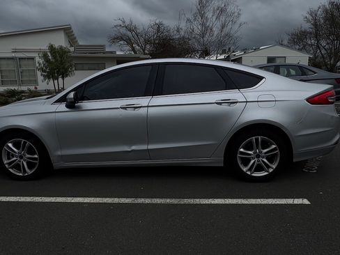 Used 2018 Ford Fusion SE w/ Fusion SE Technology Package FWD image 5