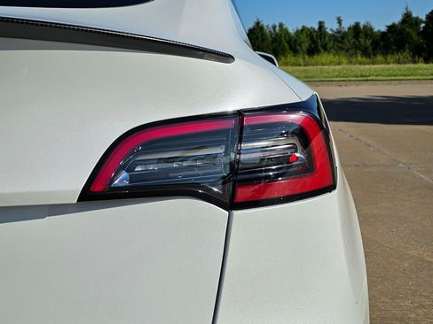 Used 2023 Tesla Model Y Performance image 17