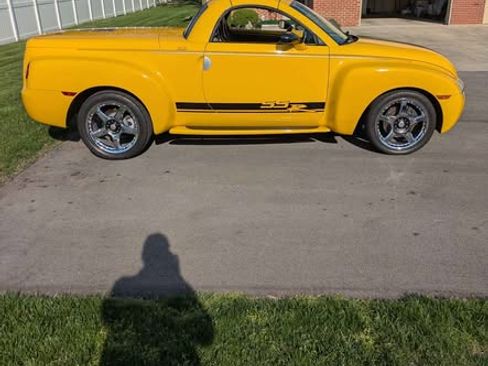 Used 2004 Chevrolet SSR w/ Preferred Equipment Group RWD image 2