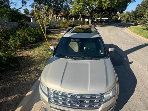 Used 2017 Ford Explorer Limited image 11