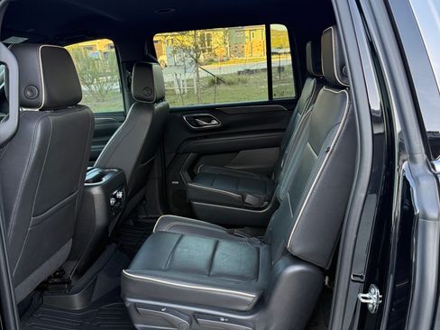 Used 2022 GMC Yukon XL SLT w/ SLT Luxury Package image 13