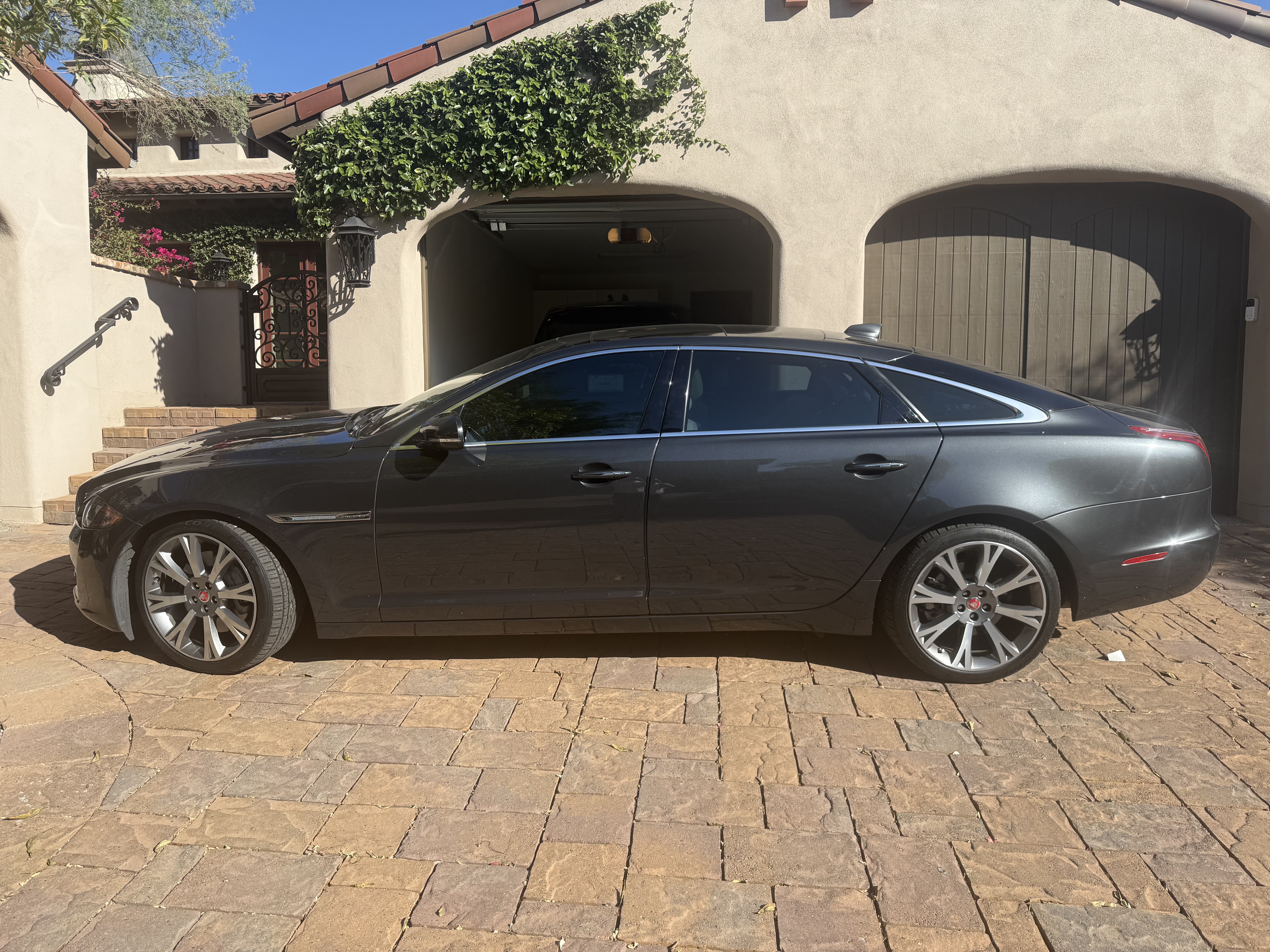 Used 2017 Jaguar XJ L Portfolio RWD image 10