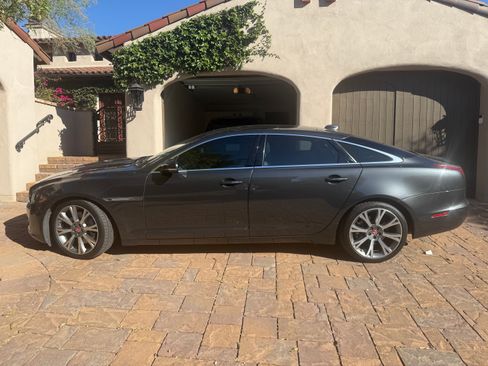 Used 2017 Jaguar XJ L Portfolio RWD image 10