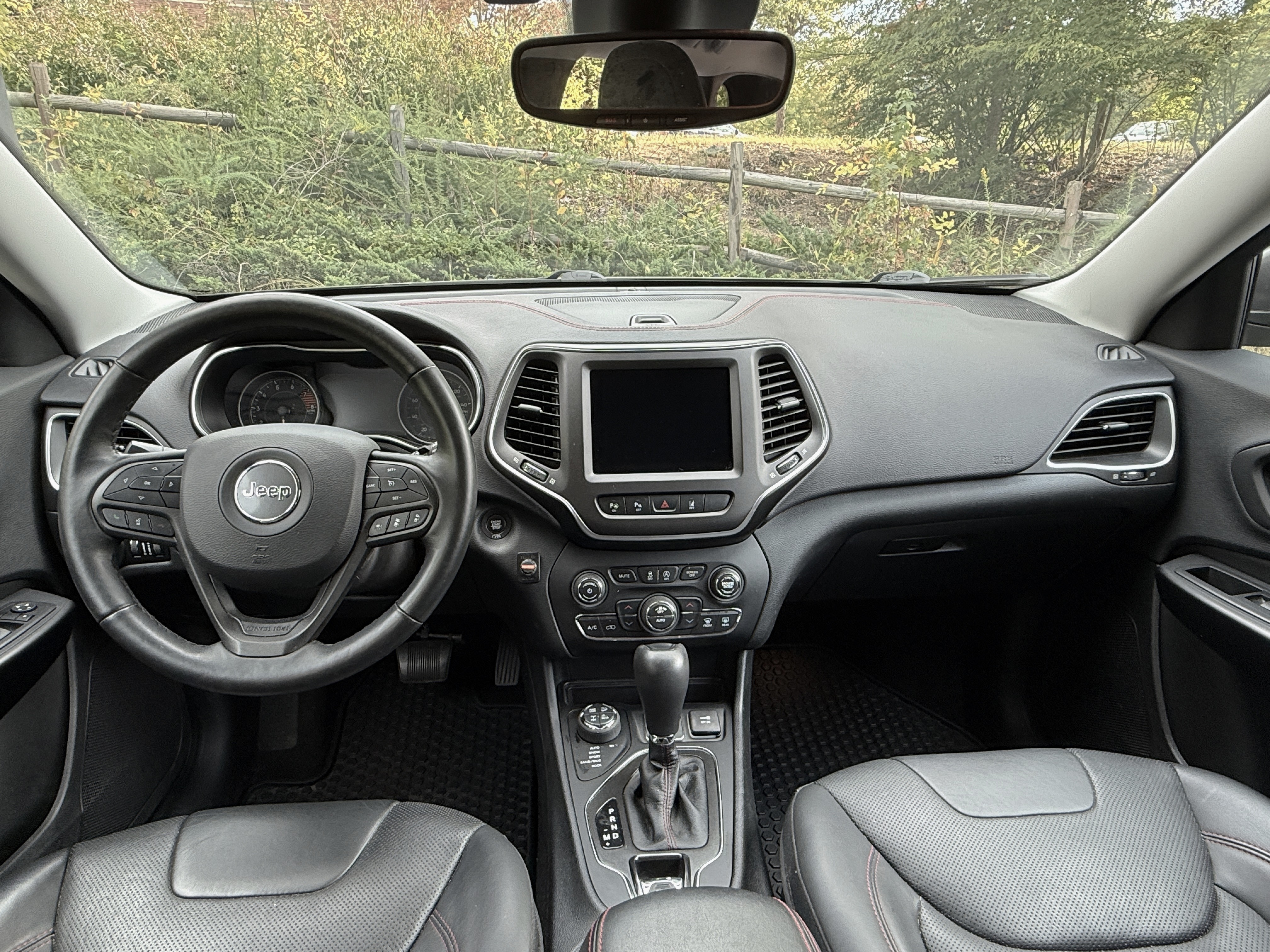Used 2019 Jeep Cherokee Trailhawk AWD/4WD image 11